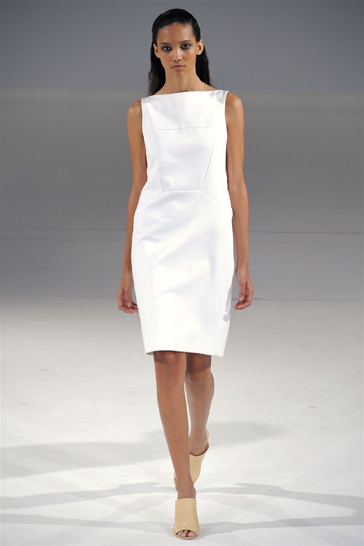 Платья белые шелка. Белое платье. Прямое белое платье. Стильное белое платье. Современные платья.