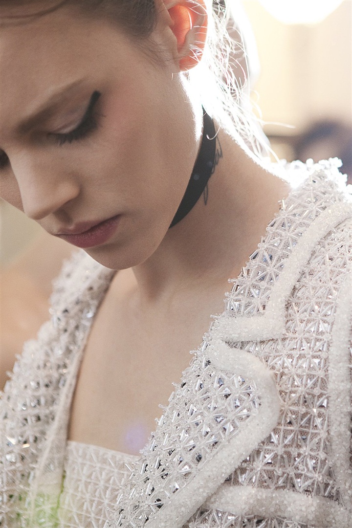 Podyuma çıkan bir Chanel Couture elbisenin hikayesi oldukça meşakkatli.