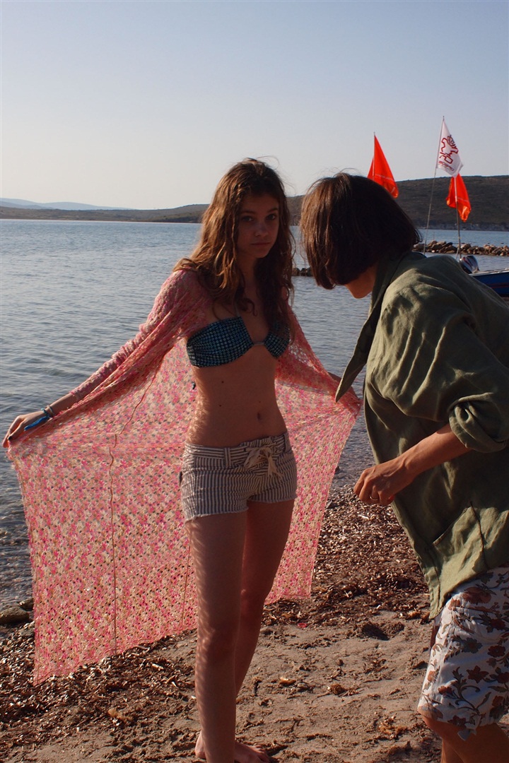 Haziran sayısında Barbara Palvin'in yer aldığı Sörf Okulu çekiminin kamera arkası.