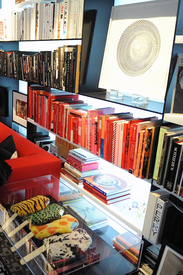 Jeff Koons'un dijital baskı sanatı Lisa Perry'nin kapsül koleksiyonuna ilham verdi. 