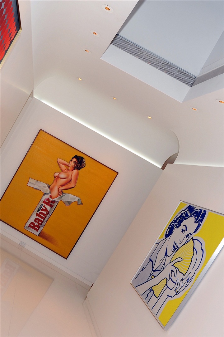 Jeff Koons'un dijital baskı sanatı Lisa Perry'nin kapsül koleksiyonuna ilham verdi. 