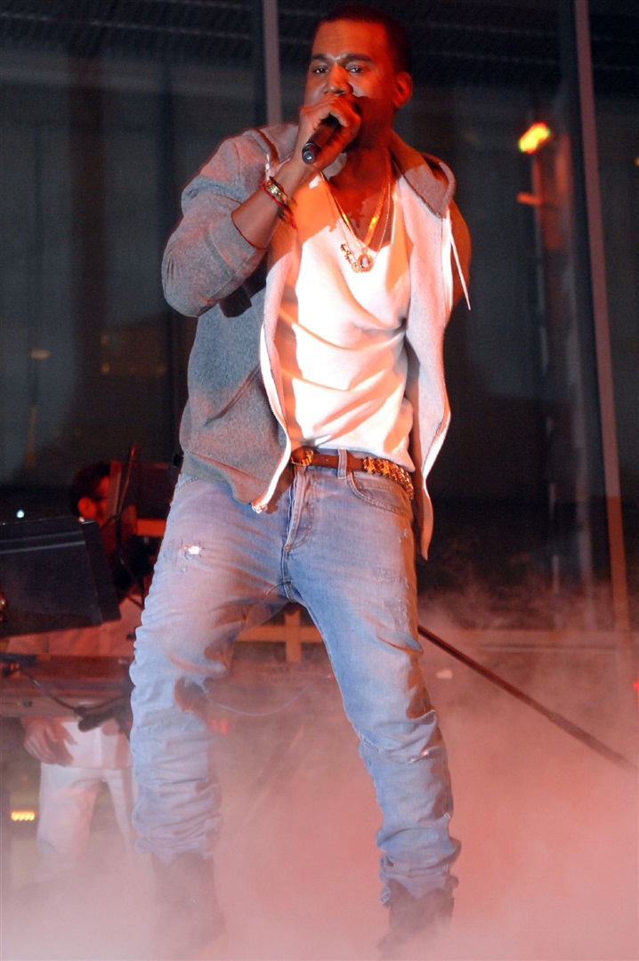 New York Modern Sanatlar Müzesi'nin bahar şenliğinde Kanye West sahnedeydi.