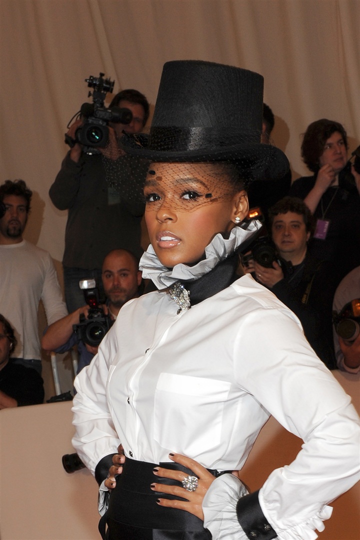 2011 MET Costume Institute Galası'nda bu sene şapkalar da dikkat çekiciydi.