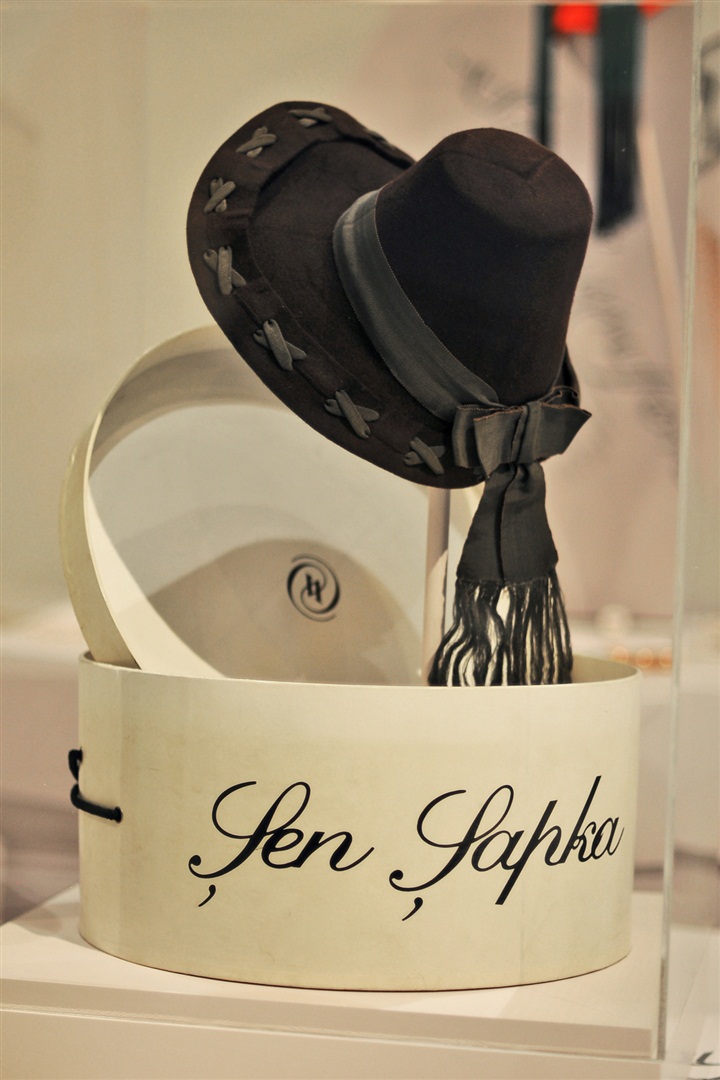 Meslekte 30. yılını kutlayan şapka tasarımcısı Stephen Jones'un sergisi İstanbul'da açıldı.