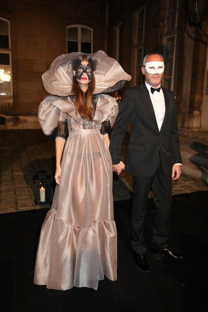 Vogue Paris, 90. yaşgününü görkemli bir maskeli baloyla kutladı.