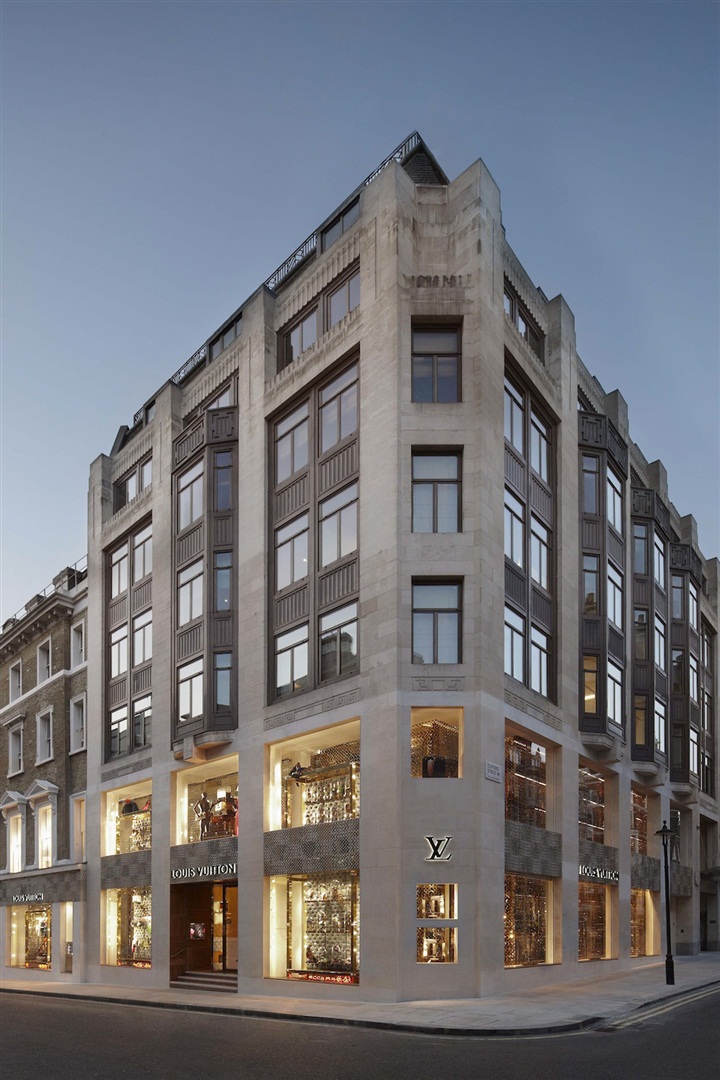 Louis Vuitton'un Londra'daki yeni mağazası ezberi bozan bir davetle açıldı.