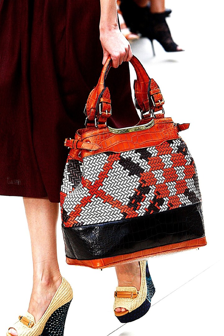 2012 yaz çantaları, formlarından öte renkleri ve lüks materyalleriyle öne çıkıyor.