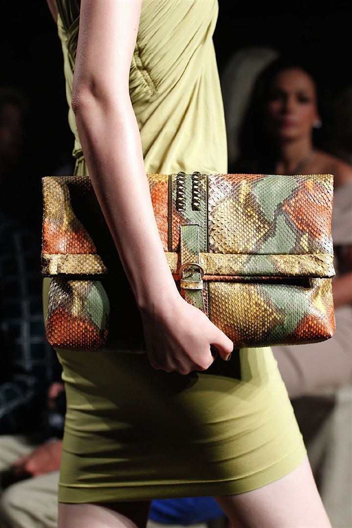 2012 yaz çantaları, formlarından öte renkleri ve lüks materyalleriyle öne çıkıyor.