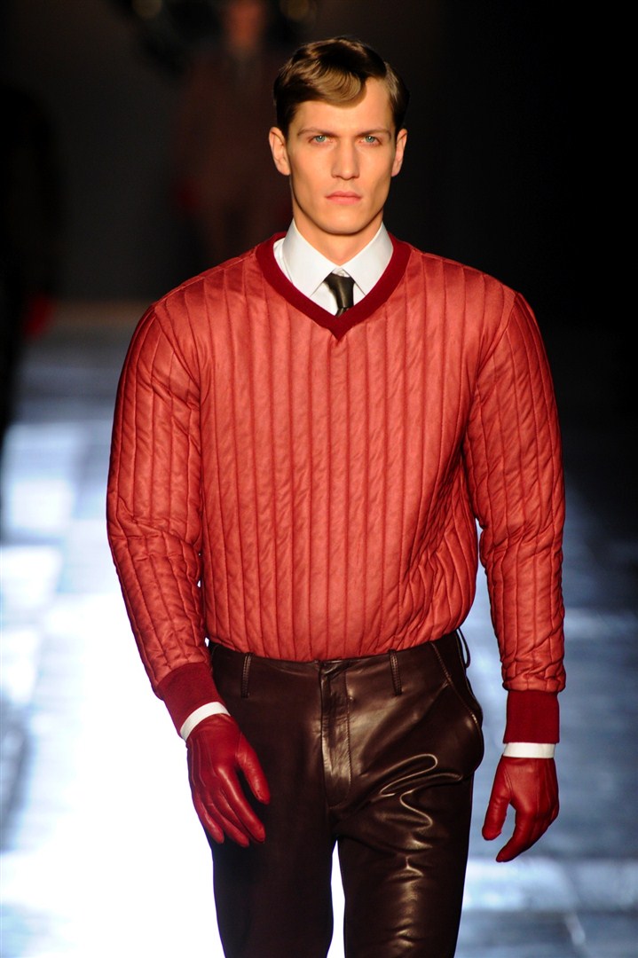 2012-2013 Sonbahar/Kış Erkek Giyim defilelerinde hakim renk kırmızıydı.