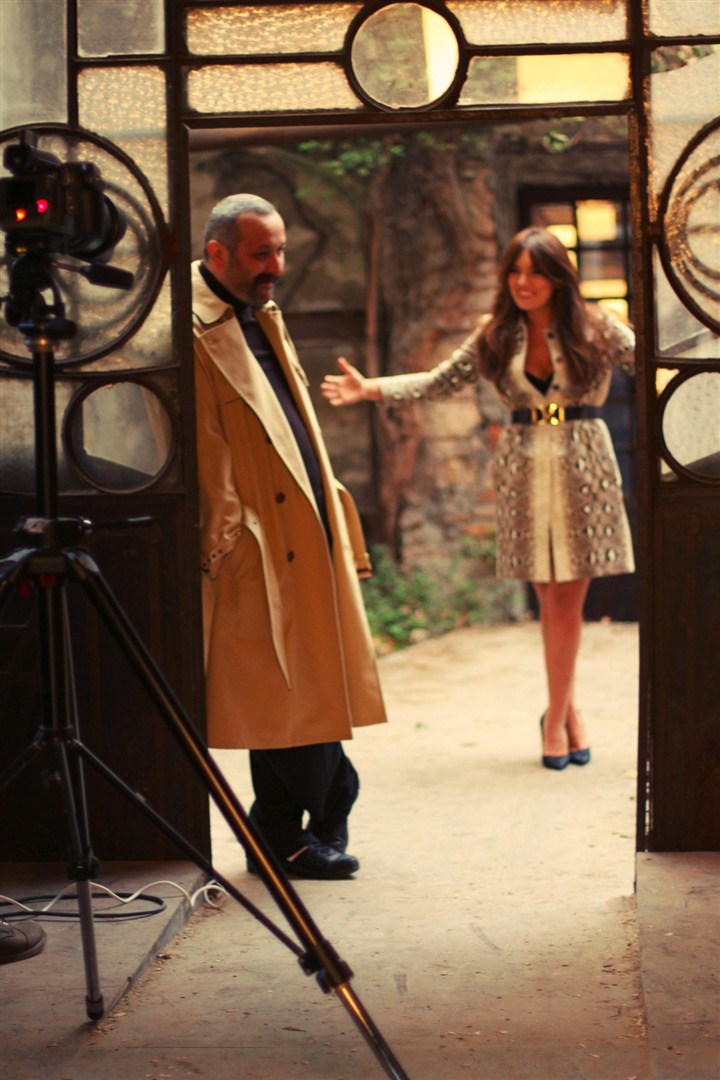 Vogue Türkiye 2011 çekimlerinin kamera arkası görüntüleri için tıklayın.