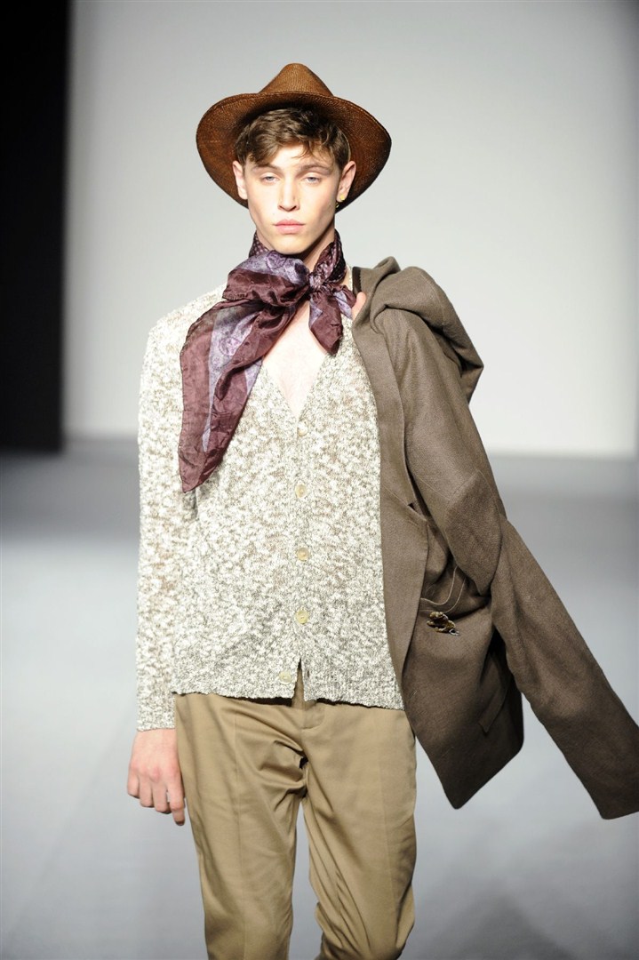 Paris ve Milano'daki 2012 İlkbahar/Yaz Erkek Giyim haftaları erkeklere şapka çıkardı.