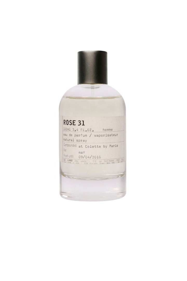 Vogue Türkiye editörleri 2011 yaz koleksiyonlarından bir görünüm uygun bir parfüm seçti.