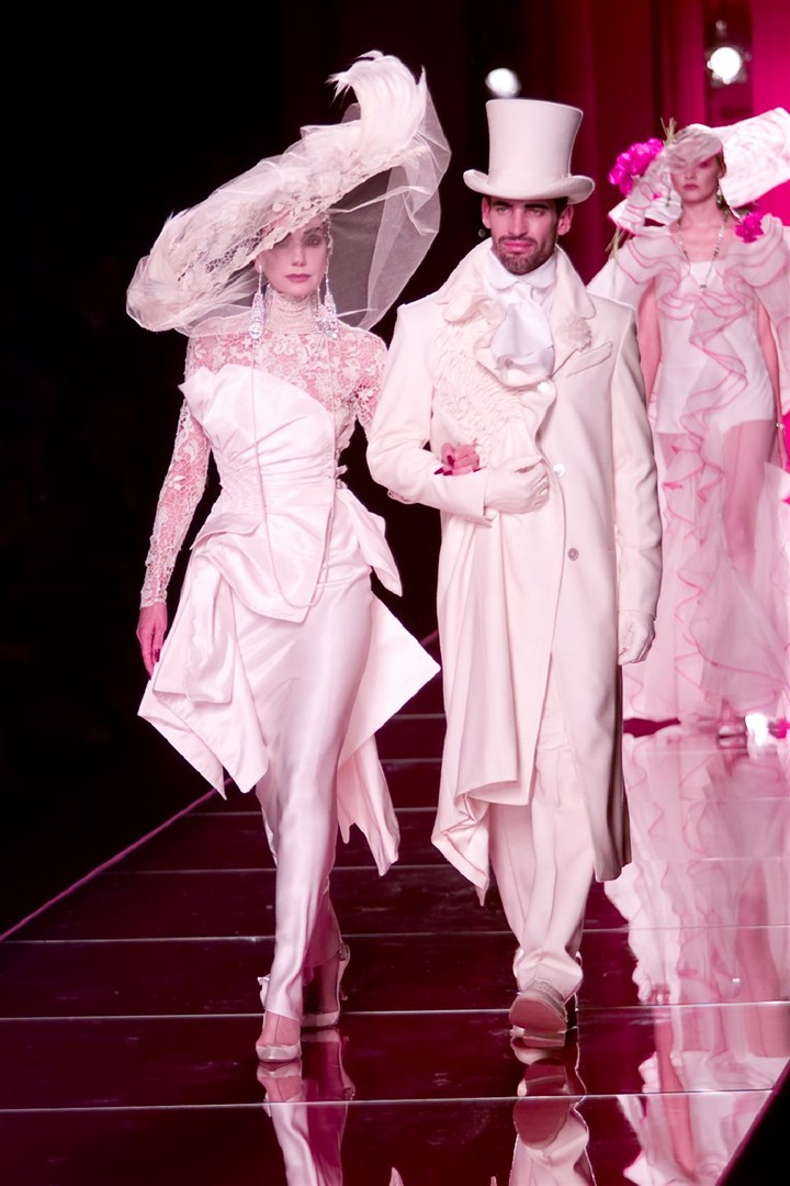 Galliano'nun Christian Dior için yaptığı her tasarım başlı başına bir şov parçası.