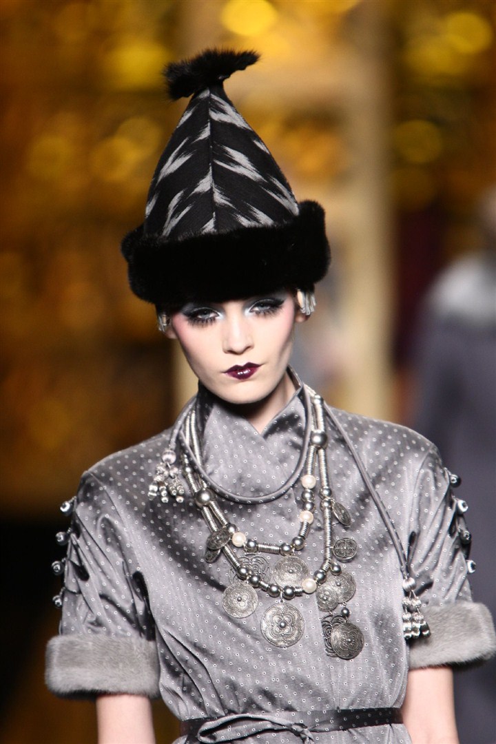 Galliano'nun Christian Dior için yaptığı her tasarım başlı başına bir şov parçası.
