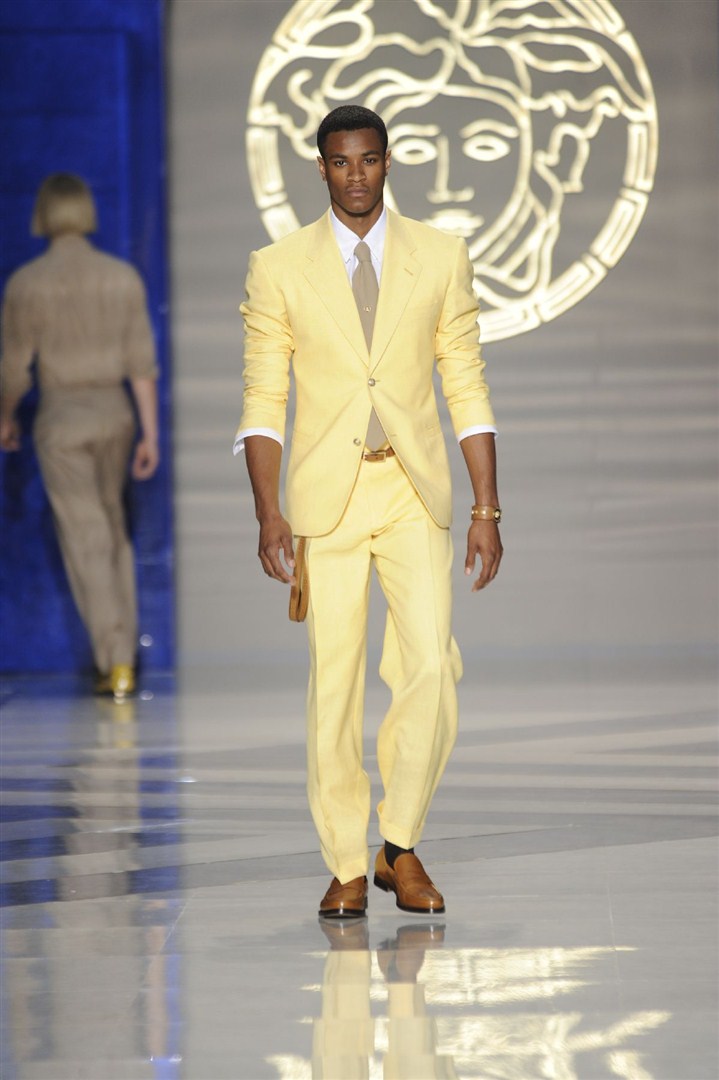 2012 İlkbahar/Yaz  Erkek Giyim koleksiyonlarında renkler gökkuşağından ödünç alındı.