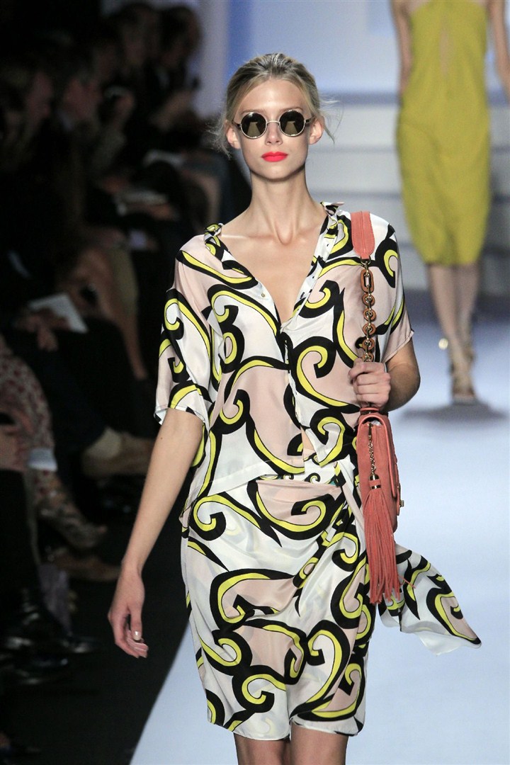 Tasarımcılar 2011 İlkbahar/Yaz koleksiyonlarında ipek eşarbı özgürce kullandı.