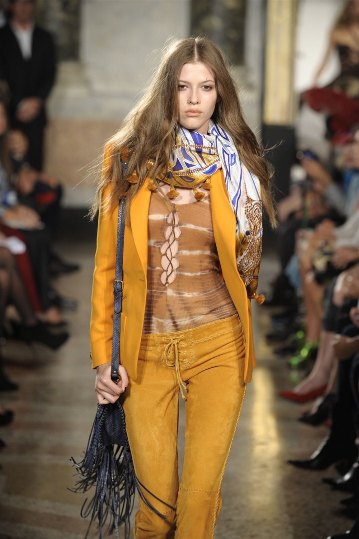 Tasarımcılar 2011 İlkbahar/Yaz koleksiyonlarında ipek eşarbı özgürce kullandı.