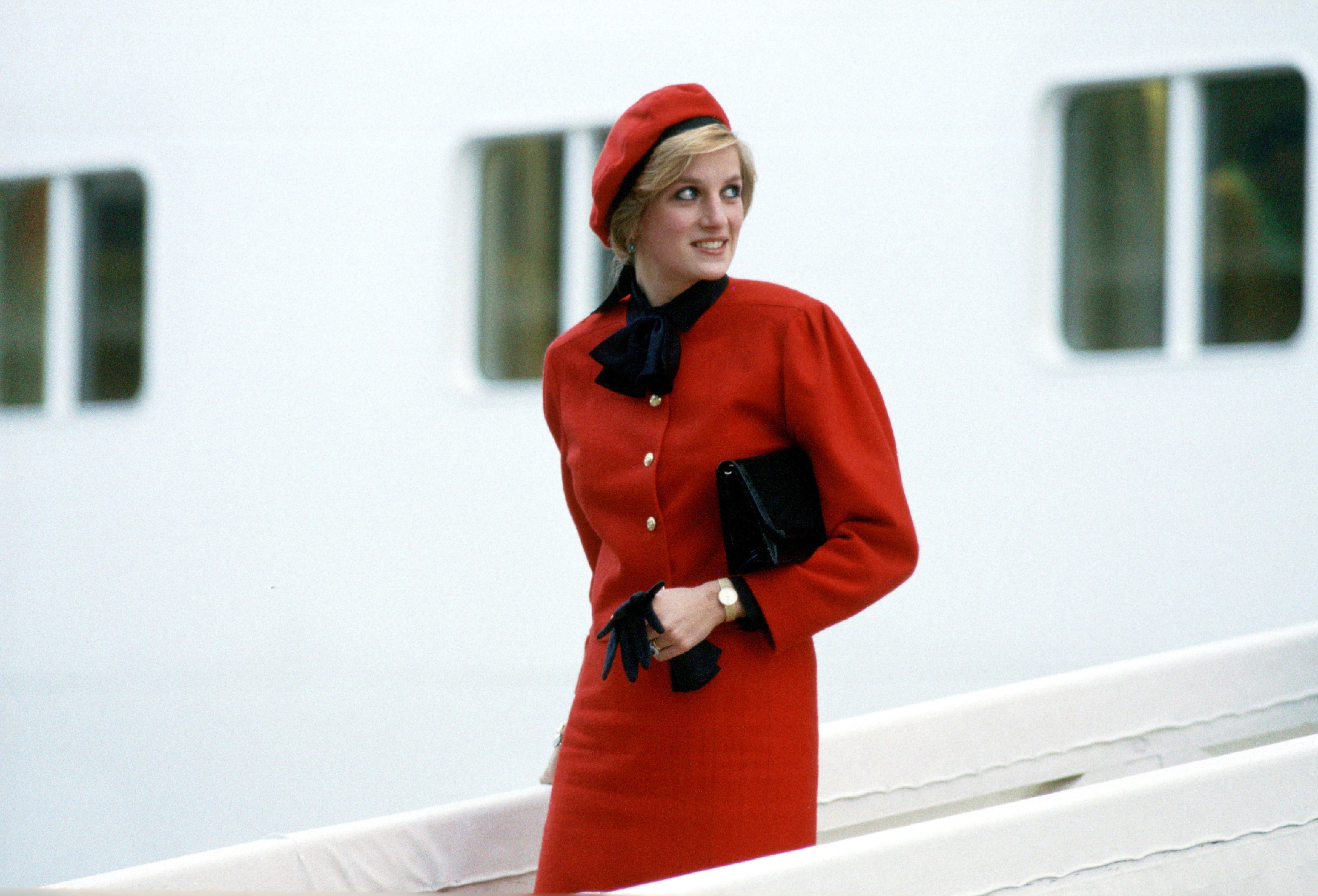 Lady Diana'nın Klasikleşen 3 Kıyafeti 300 Bin Dolara Satıldı!