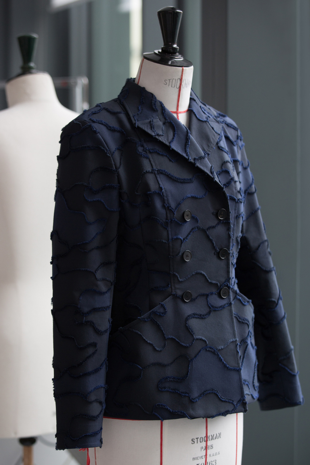 Dior Bar Ceketinin Perde Arkasını İzleyin