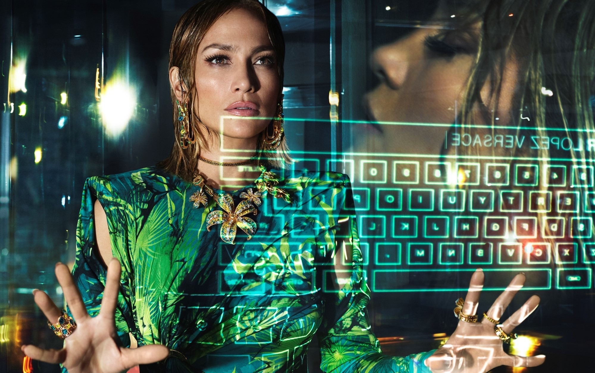 Jennifer Lopez ve Kendall Jenner, Versace'nin Teknolojik Evreninde