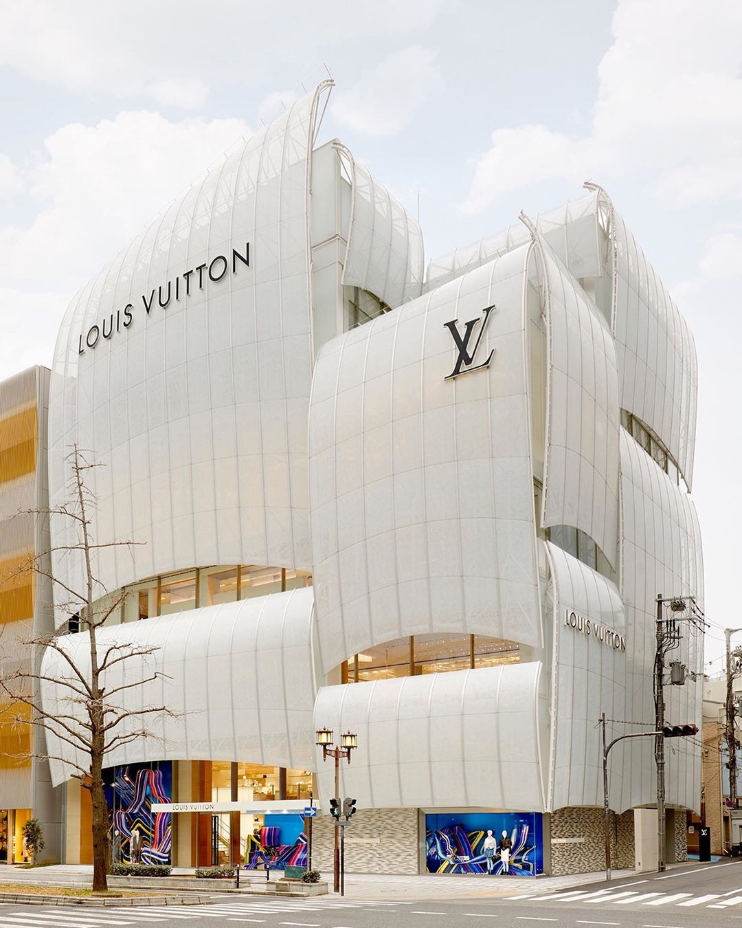 Louis Vuitton Fabrikalarının Kapılarını Açıyor
