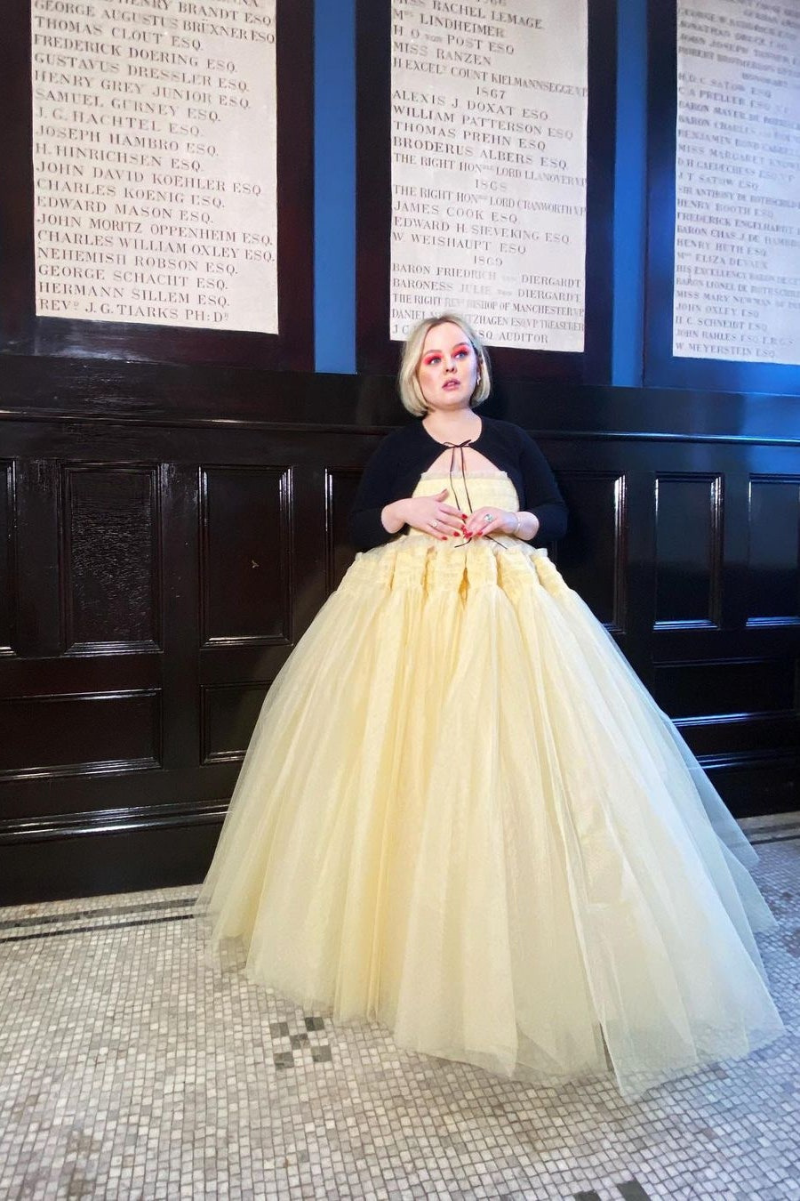 Nicola Coughlan'dan Golden Globe Elbisesiyle Bridgerton Selamı