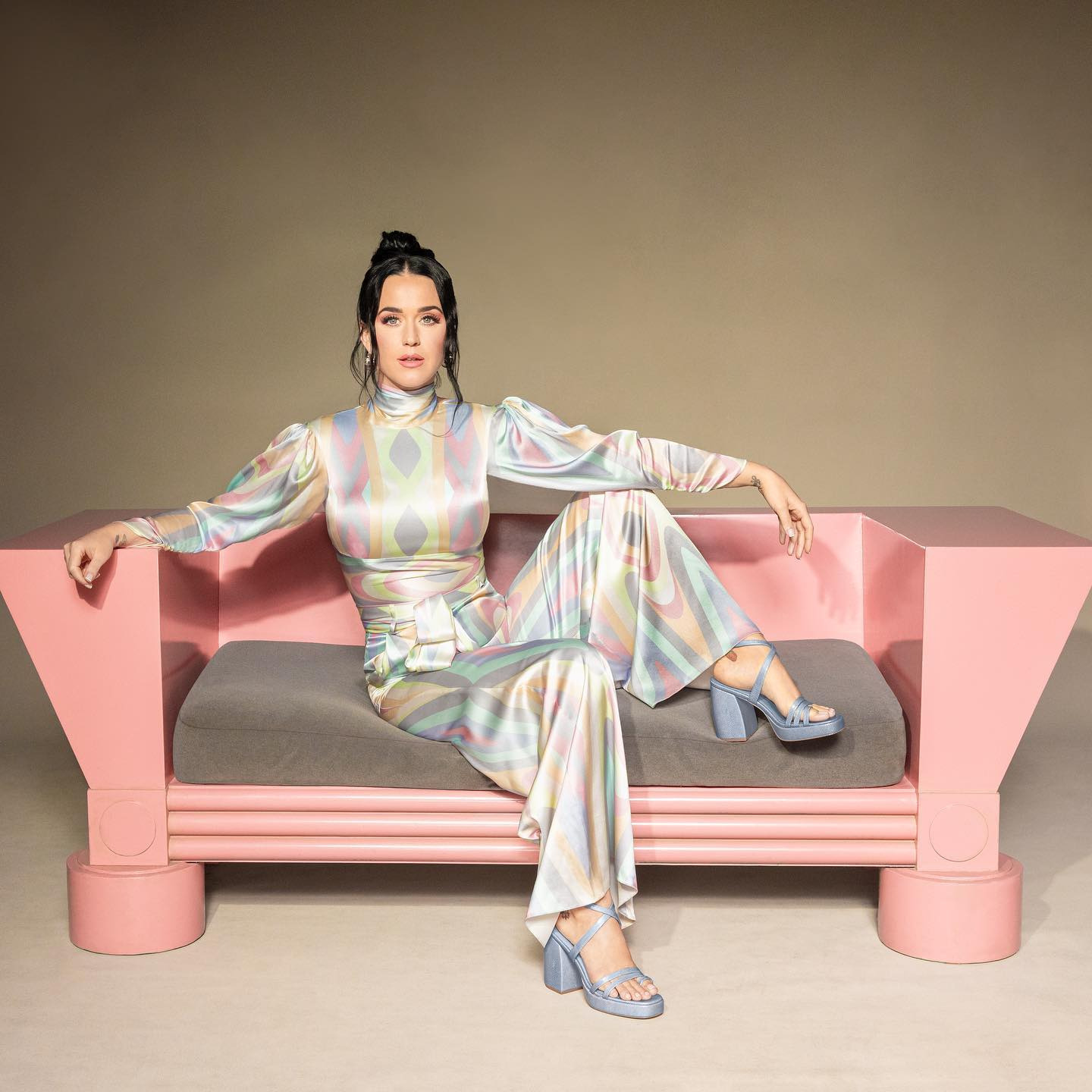 Katy Perry’nin Yeni Ayakkabı Koleksiyonundan Sandra Bullock’un Gala Görünümüne Geçtiğimiz Haftanın Moda Haberleri