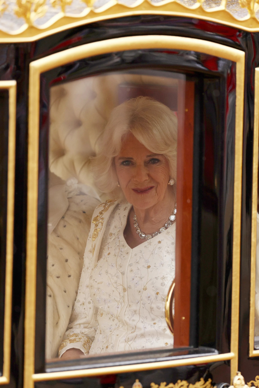 Konsort Kraliçe Camilla'nın Elbisesinin Arkasındaki İsim: Bruce Oldfield