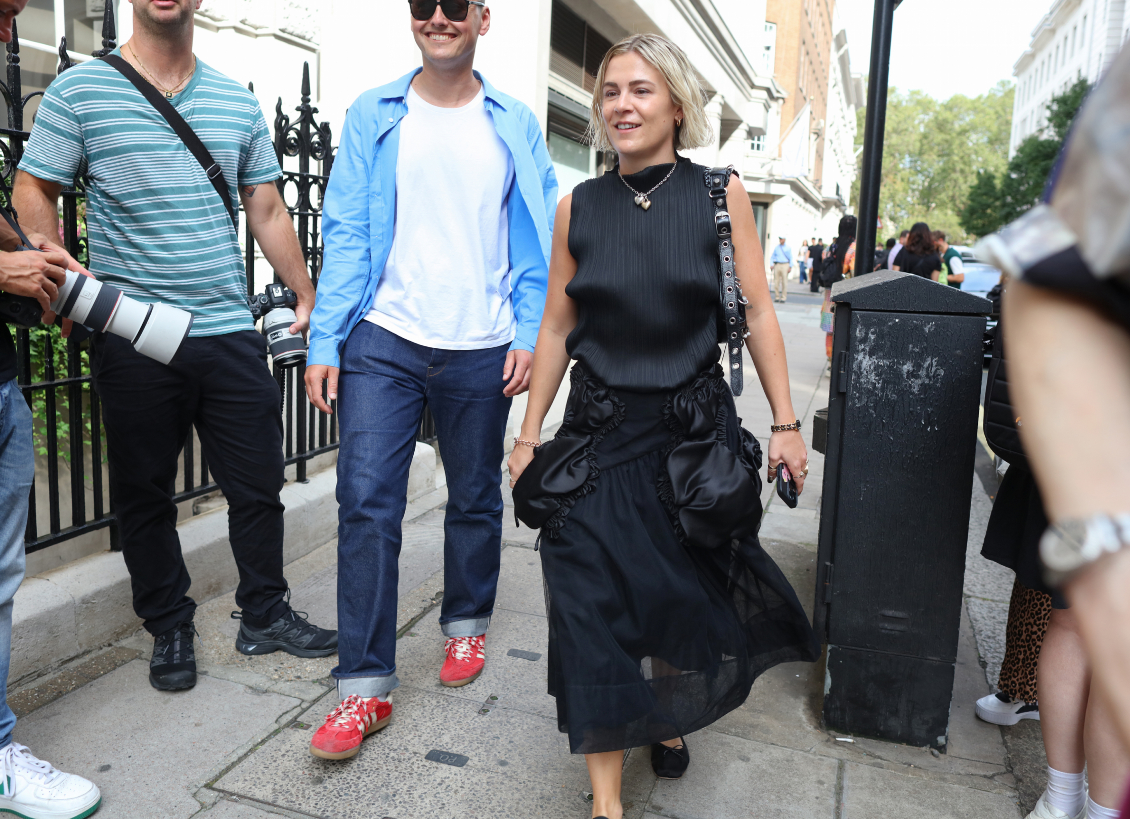 Sokak Stili: 2024 İlkbahar/Yaz Londra Moda Haftası