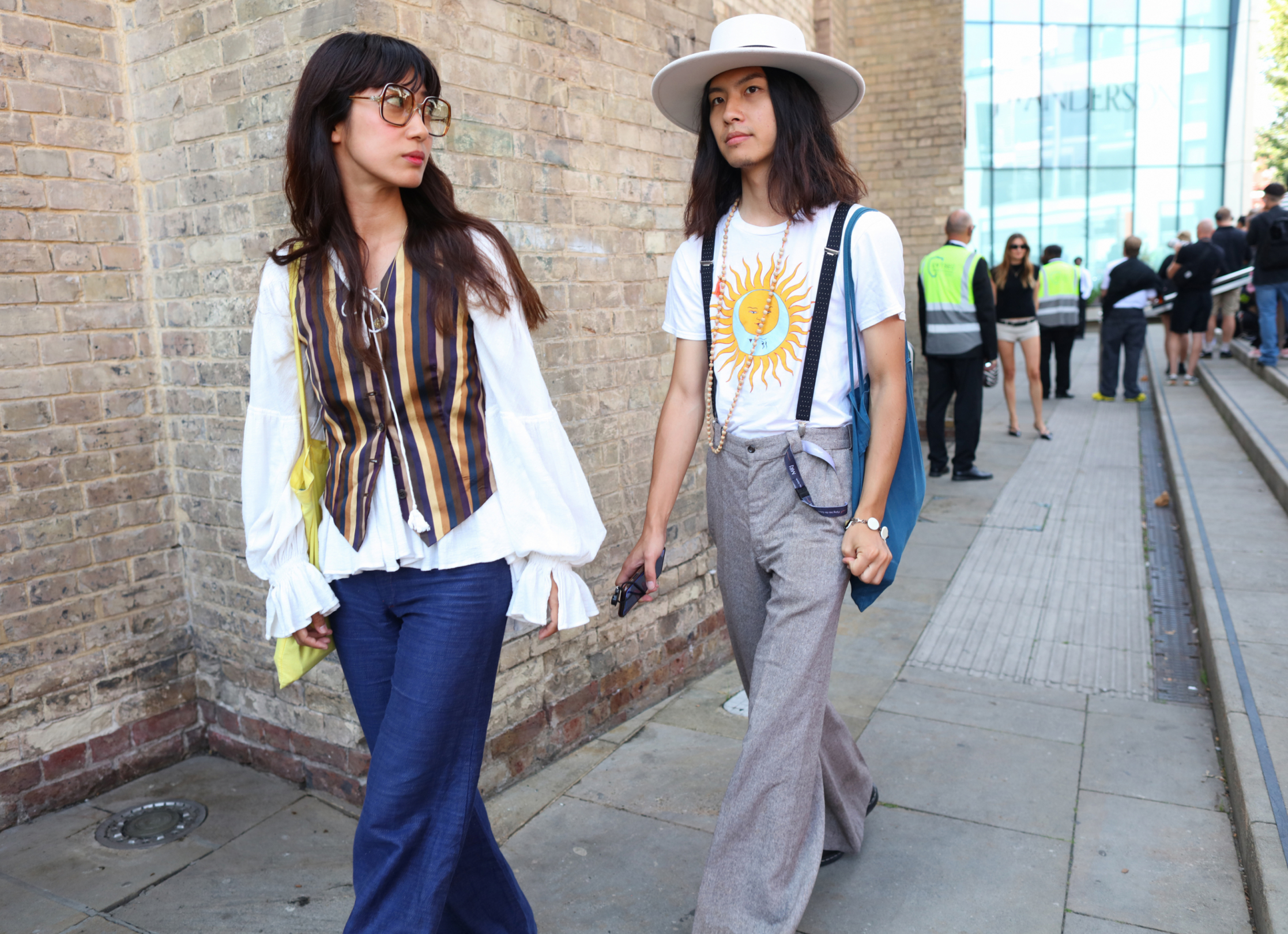 Sokak Stili: 2024 İlkbahar/Yaz Londra Moda Haftası