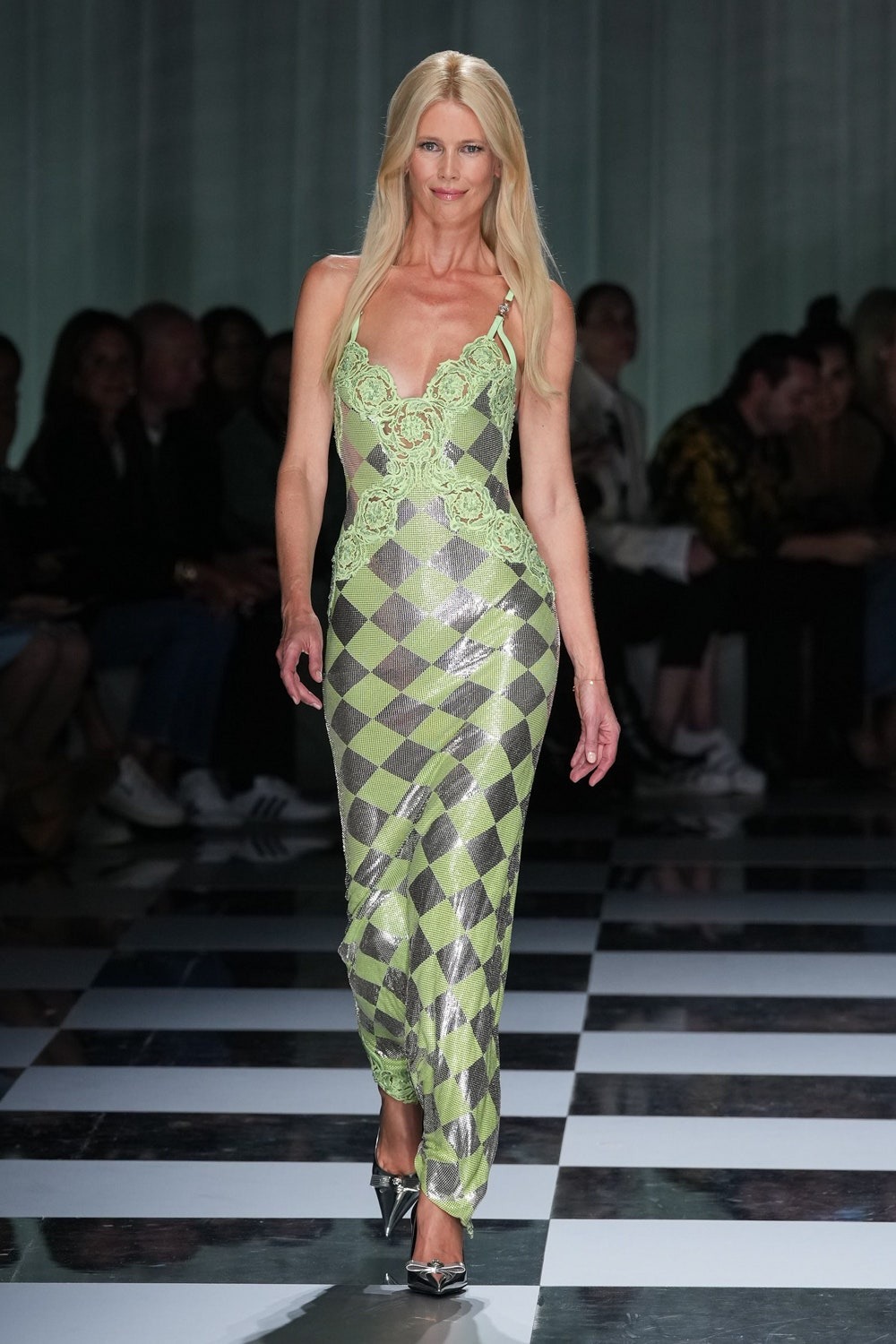 Claudia Schiffer, Versace Defilesiyle Podyumlara Dönüş Yapıyor